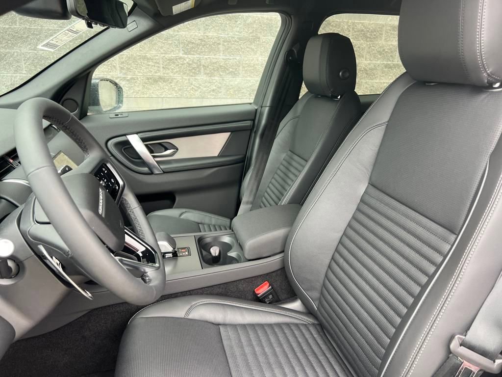 Used 2025 Land Rover Discovery Sport Dynamic SE image 13