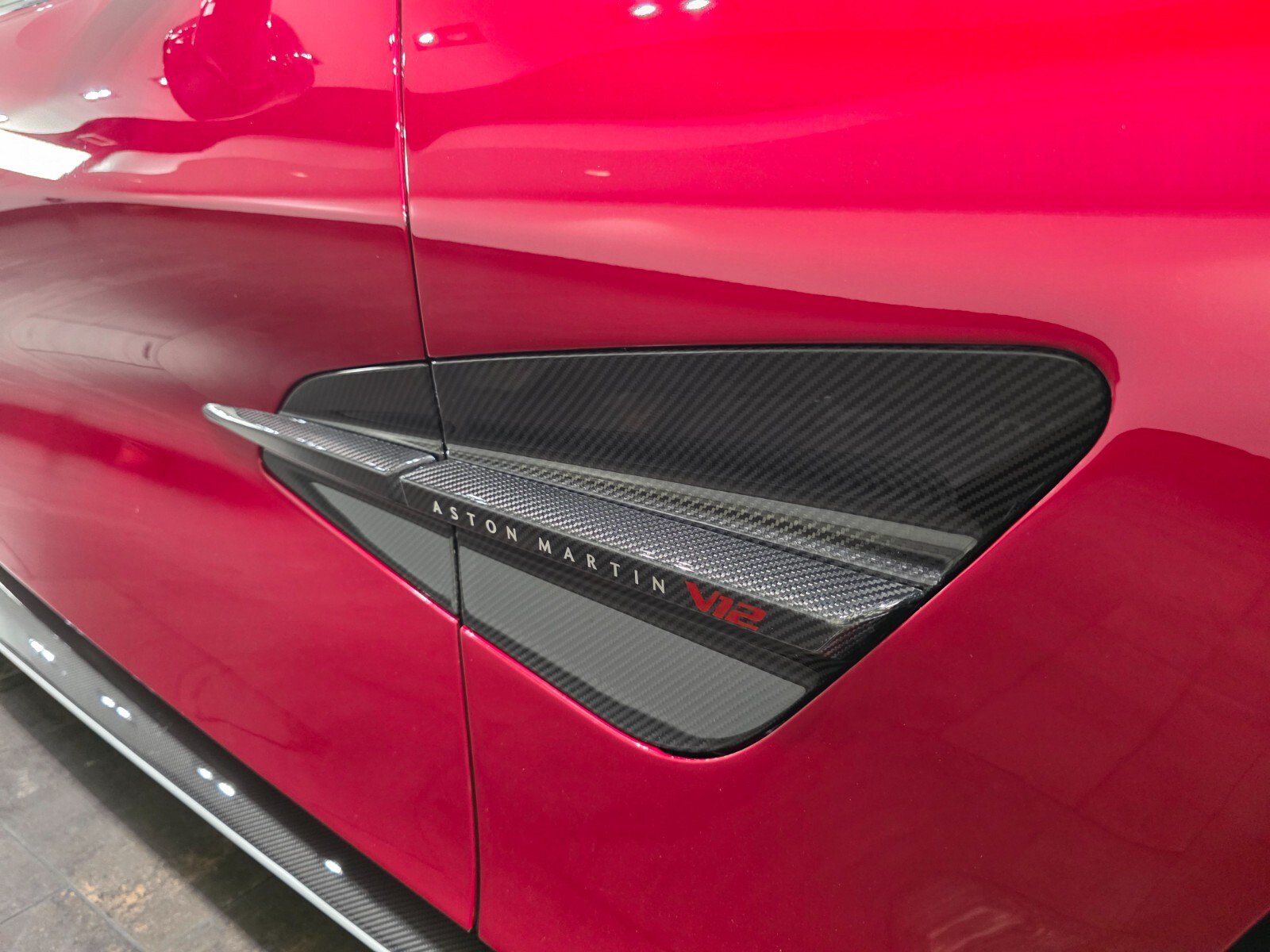 Used 2025 Aston Martin Vanquish RWD image 27