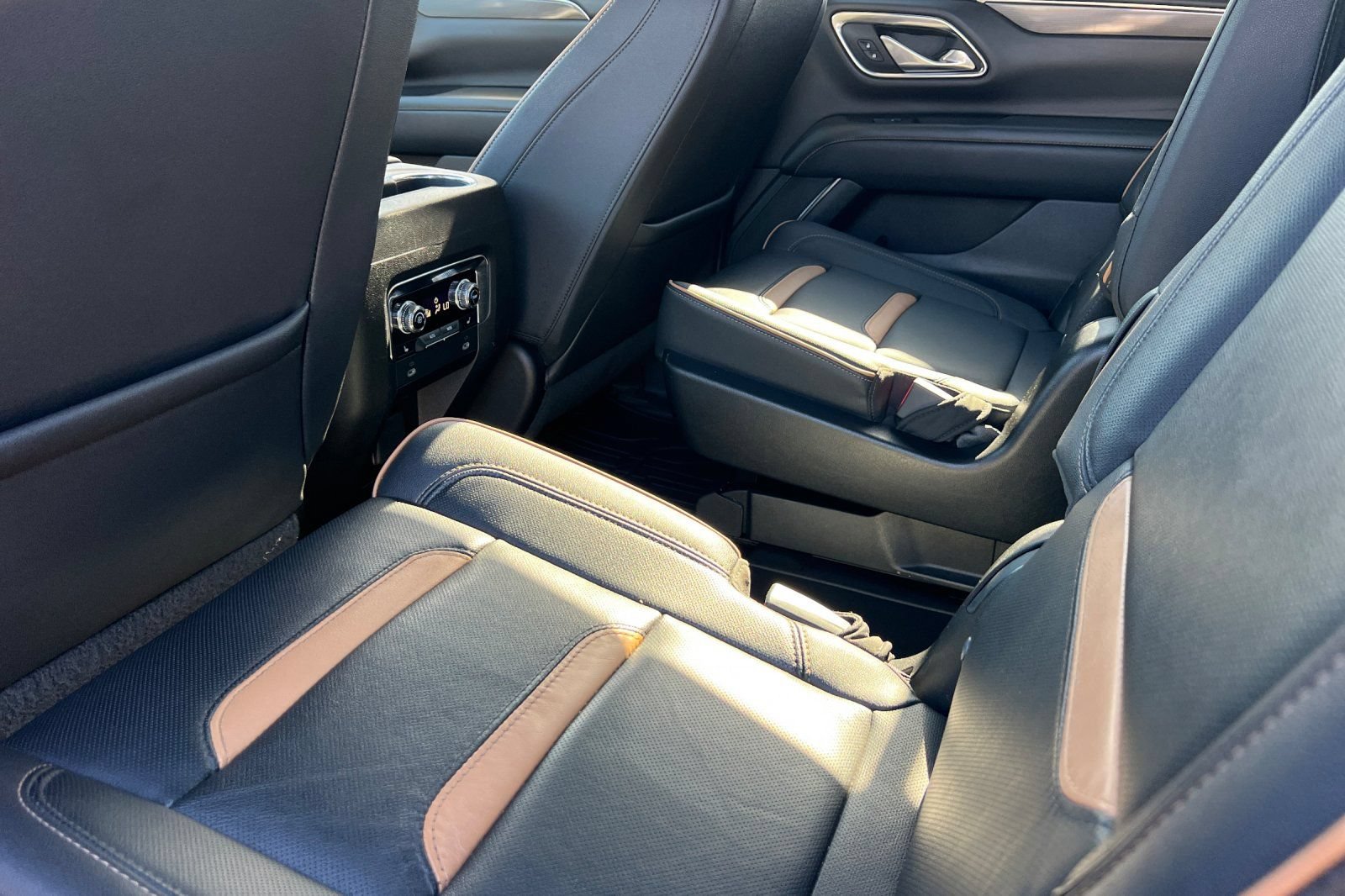 Used 2023 GMC Yukon AT4 w/ AT4 Premium Package AWD/4WD image 16