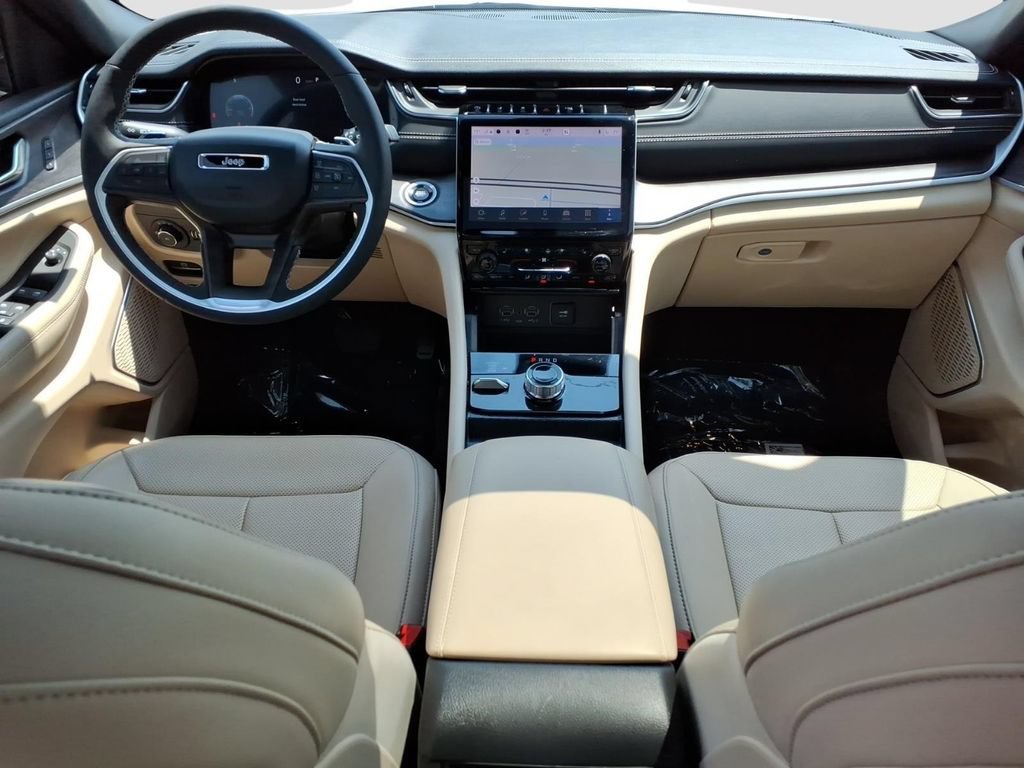 Used 2025 Jeep Grand Cherokee Limited w/ Luxury Tech Group II AWD/4WD image 12