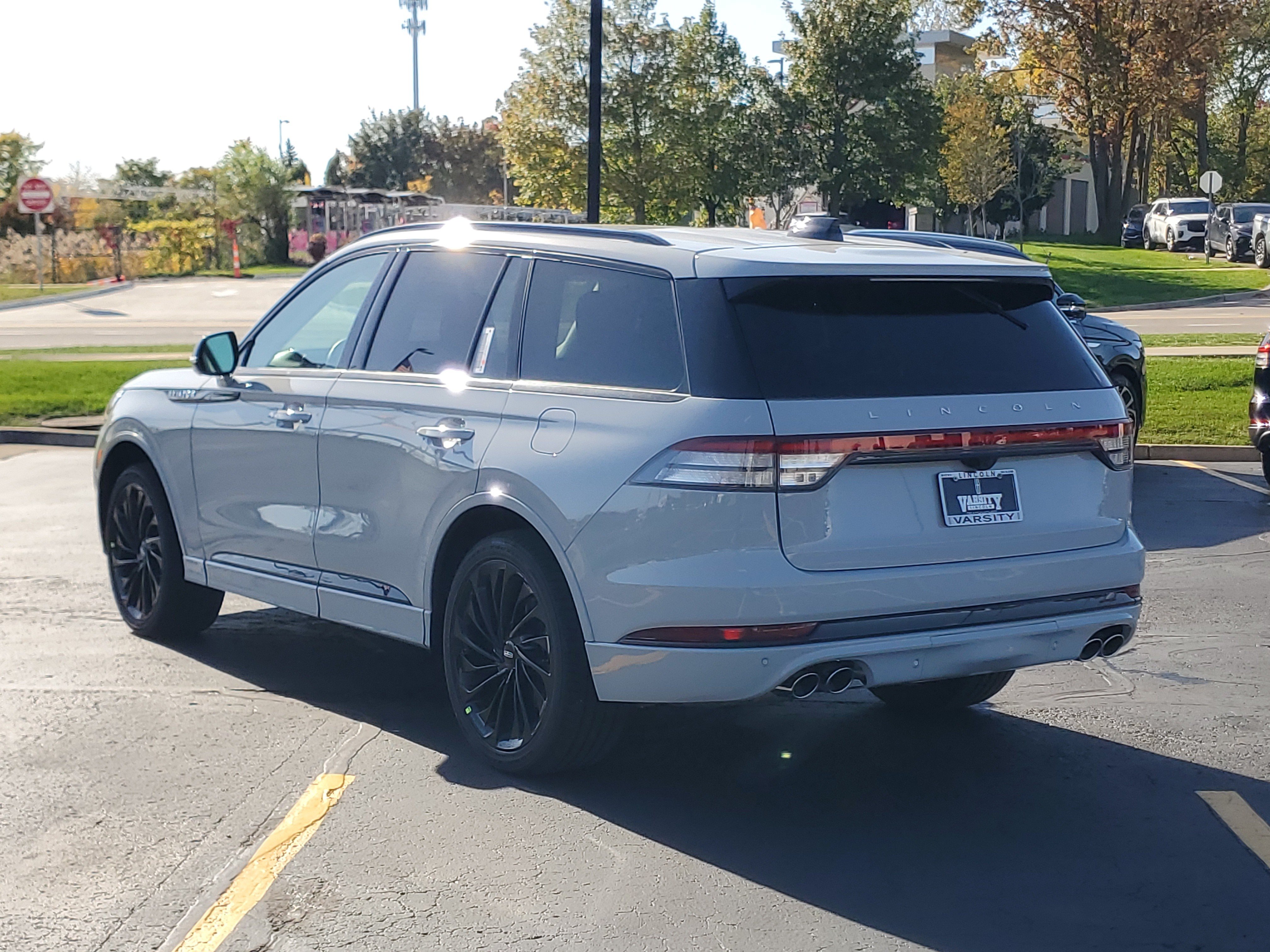 New 2027 Lincoln Aviator Reserve w/ Jet Appearance Package AWD/4WD image 3