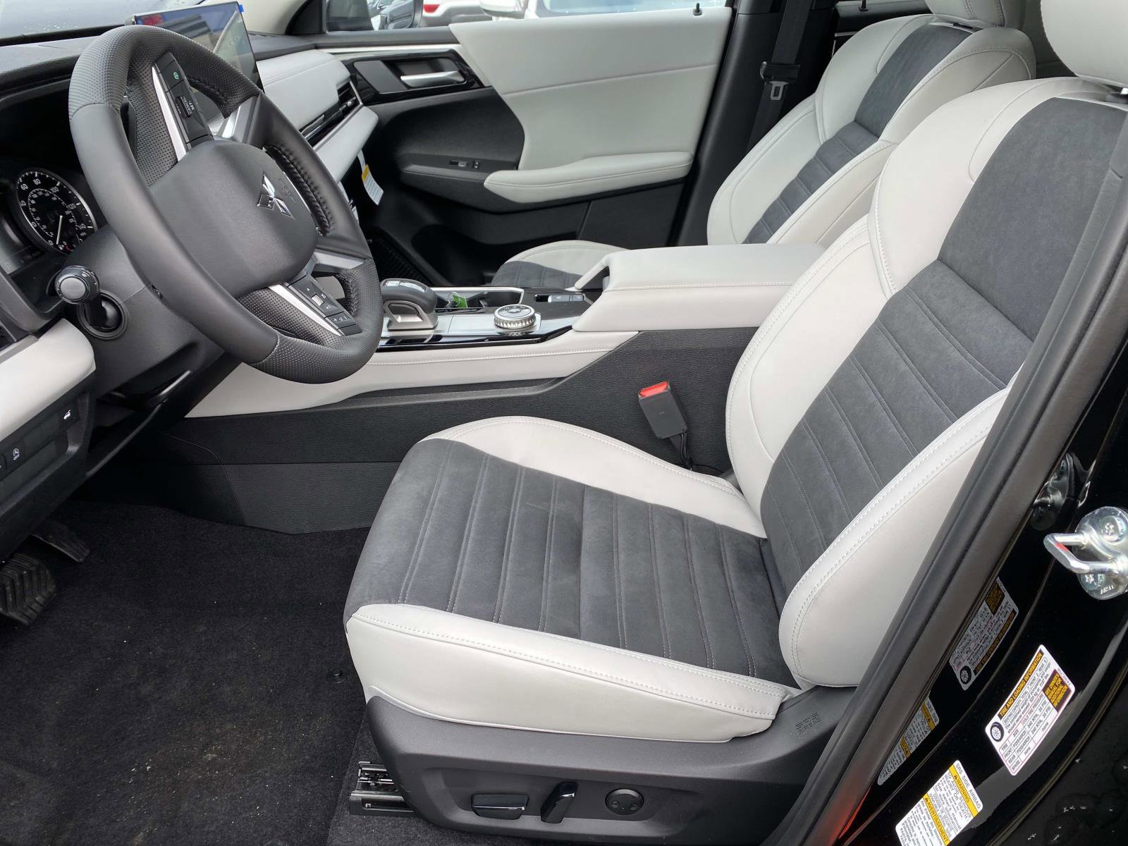 New 2026 Mitsubishi Outlander SE image 8