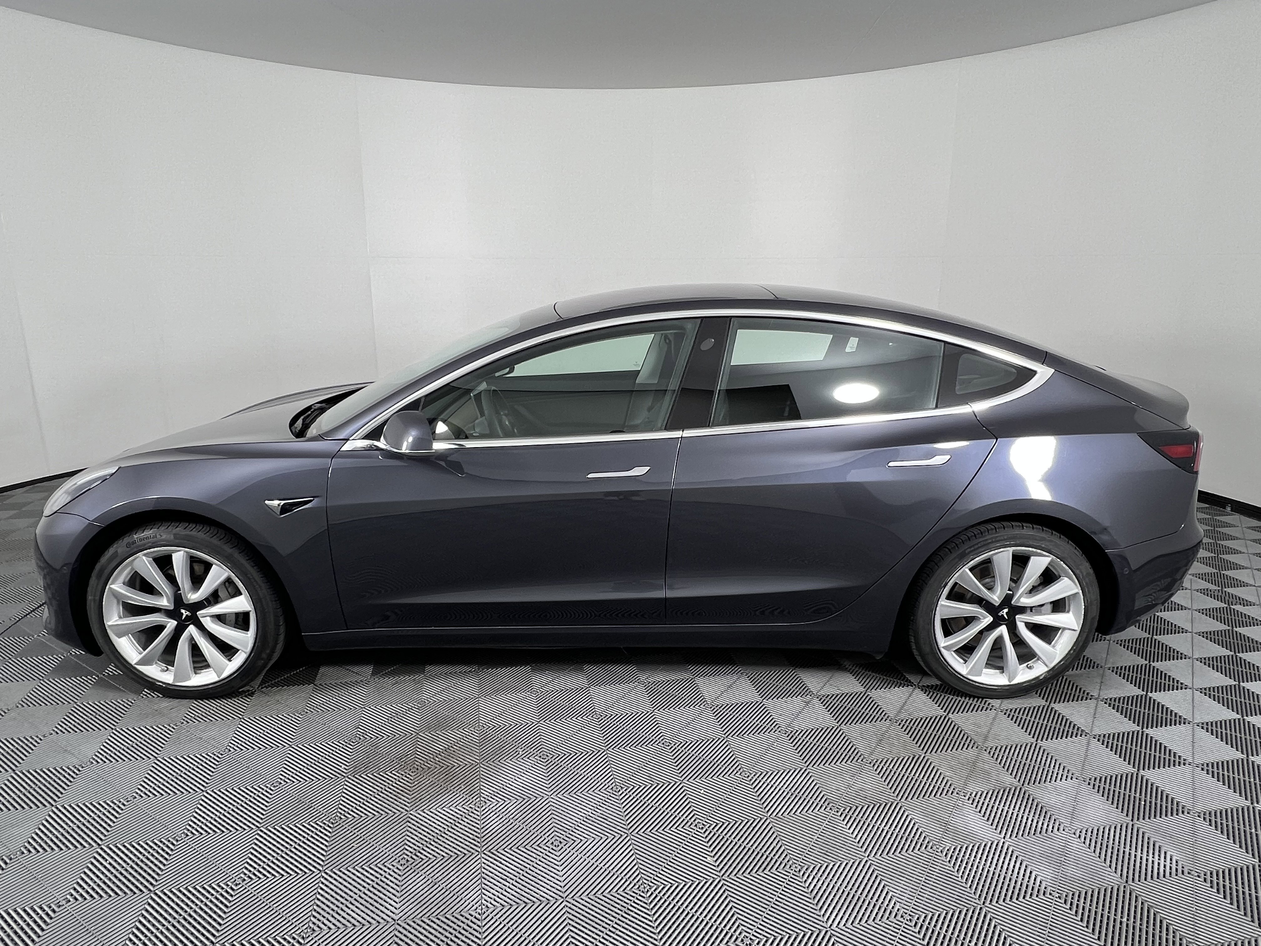 Used 2018 Tesla Model 3 Long Range RWD image 9