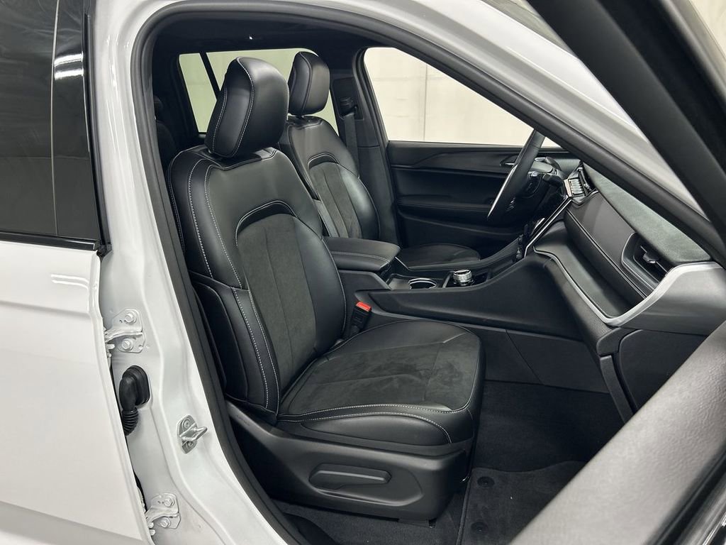 Used 2024 Jeep Grand Cherokee Altitude AWD/4WD image 23