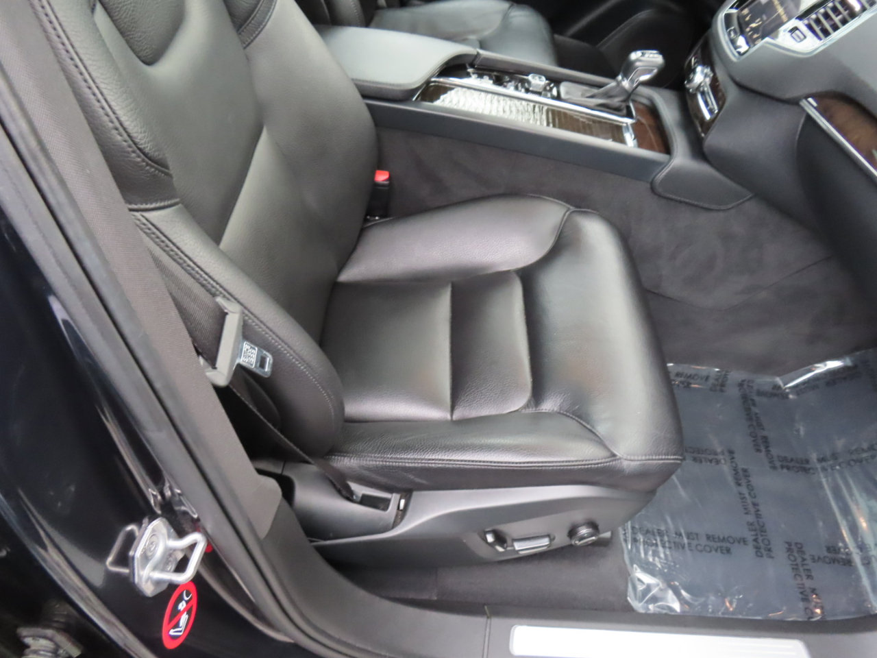 Used 2017 Volvo XC90 T6 Momentum w/ Vision Package image 21