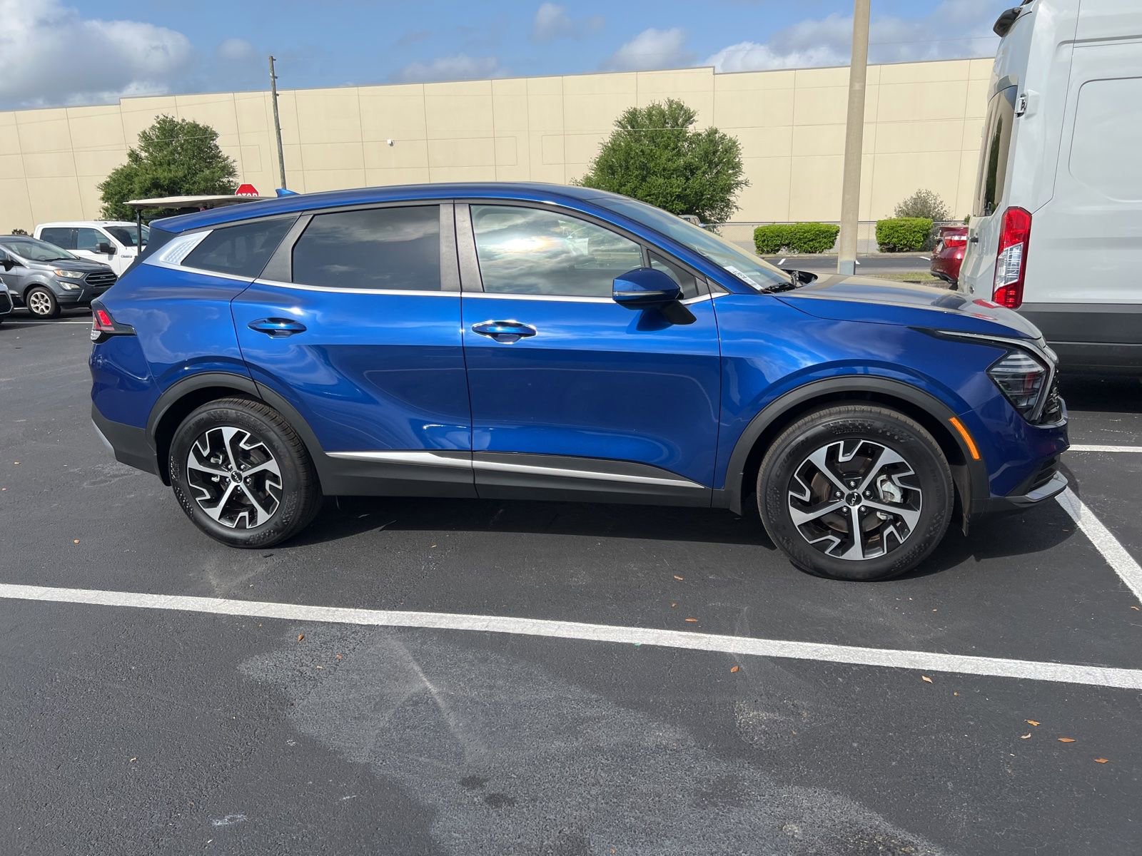 Used 2025 Kia Sportage EX image 3