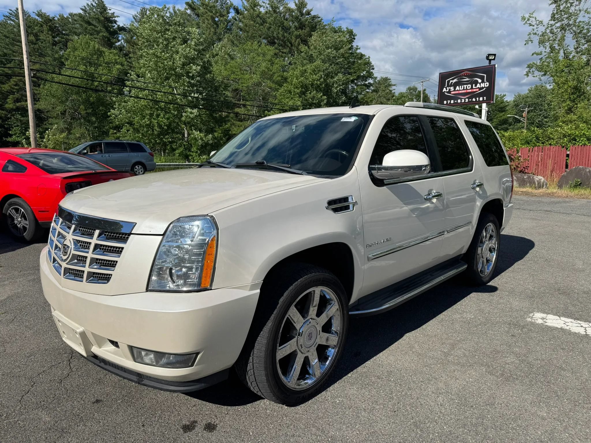 Used 2011 Cadillac Escalade Luxury AWD/4WD image 7