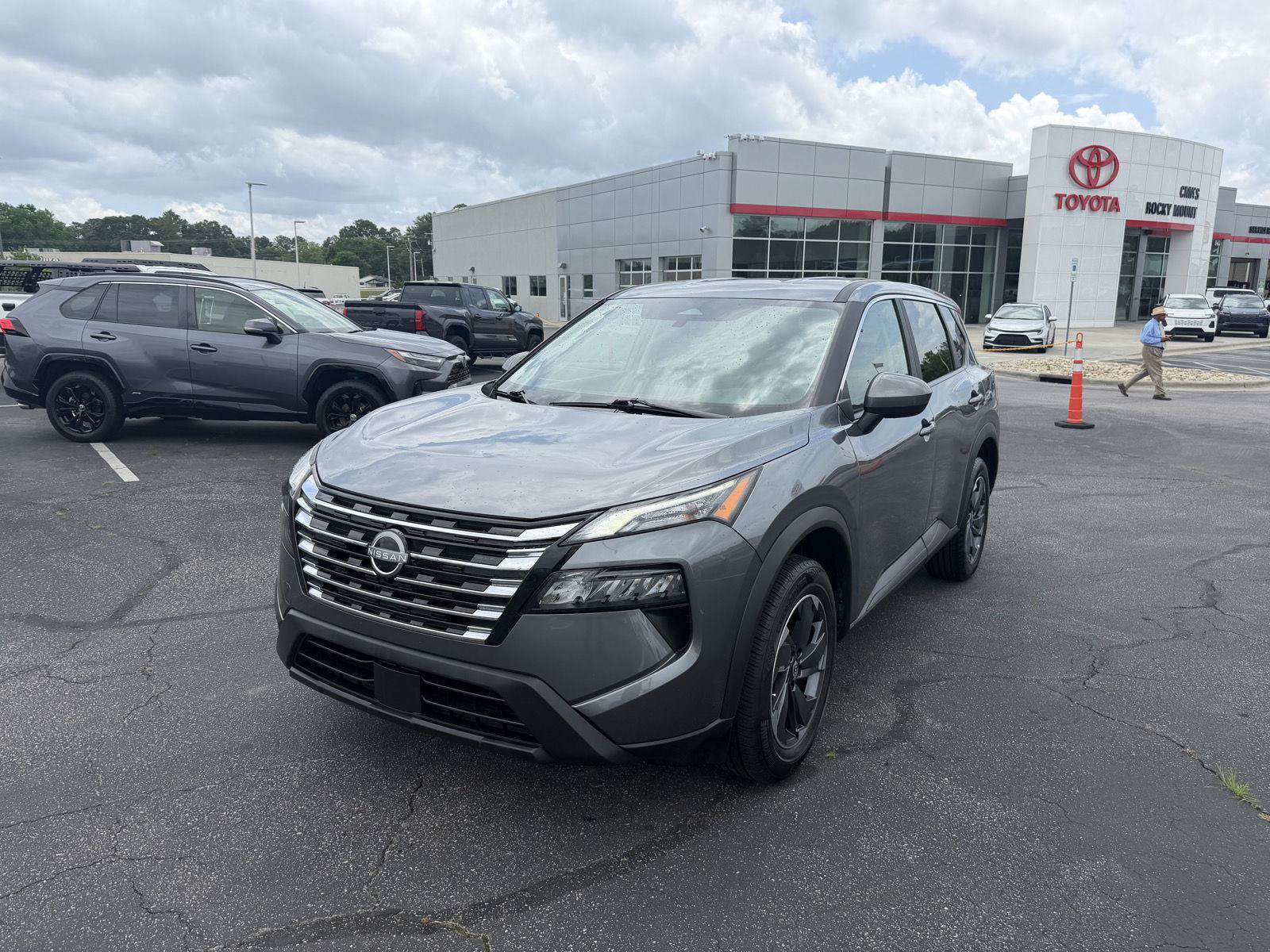 Used 2025 Nissan Rogue SV FWD image 3
