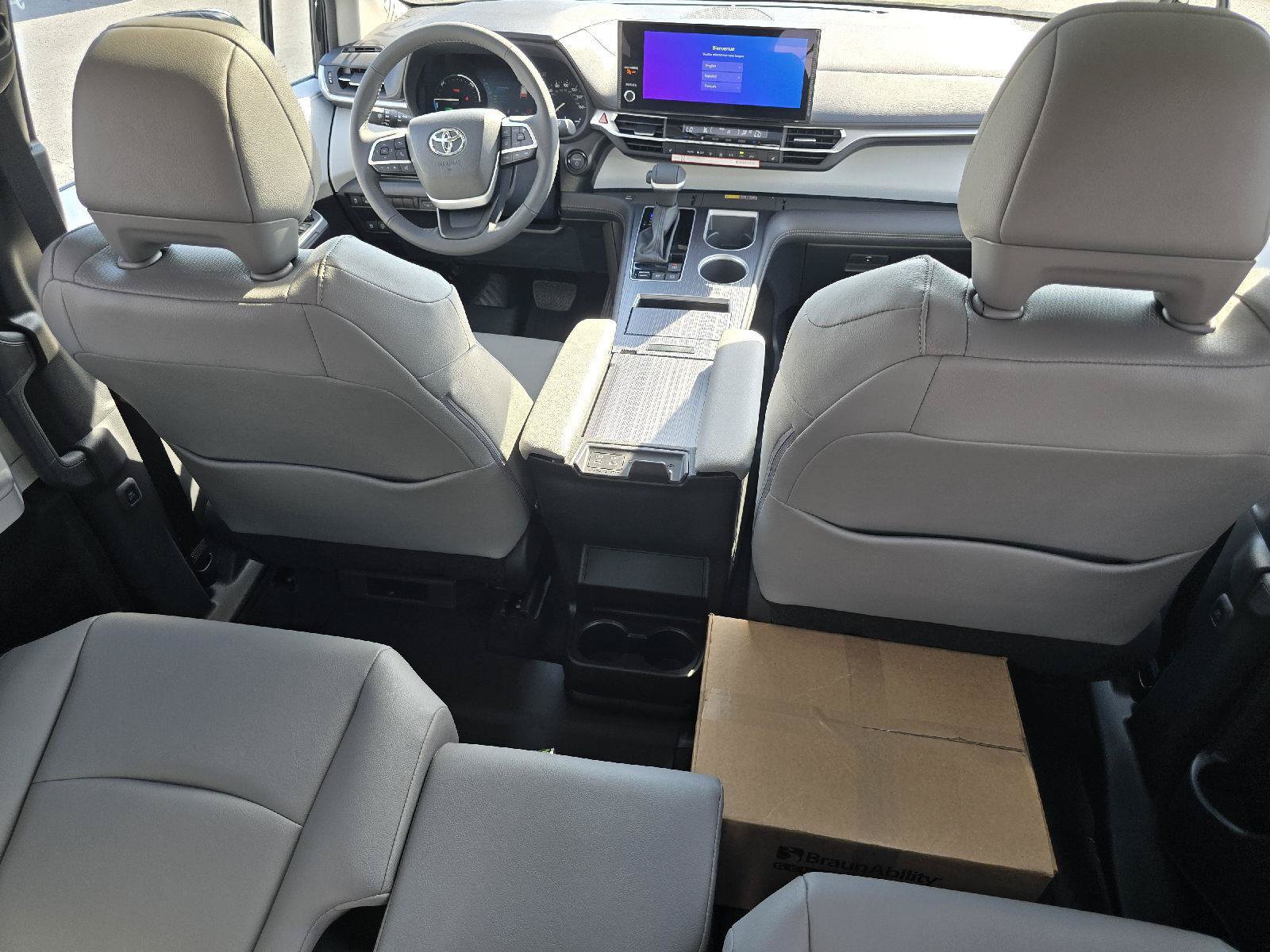 Used 2026 Toyota Sienna XLE FWD image 16