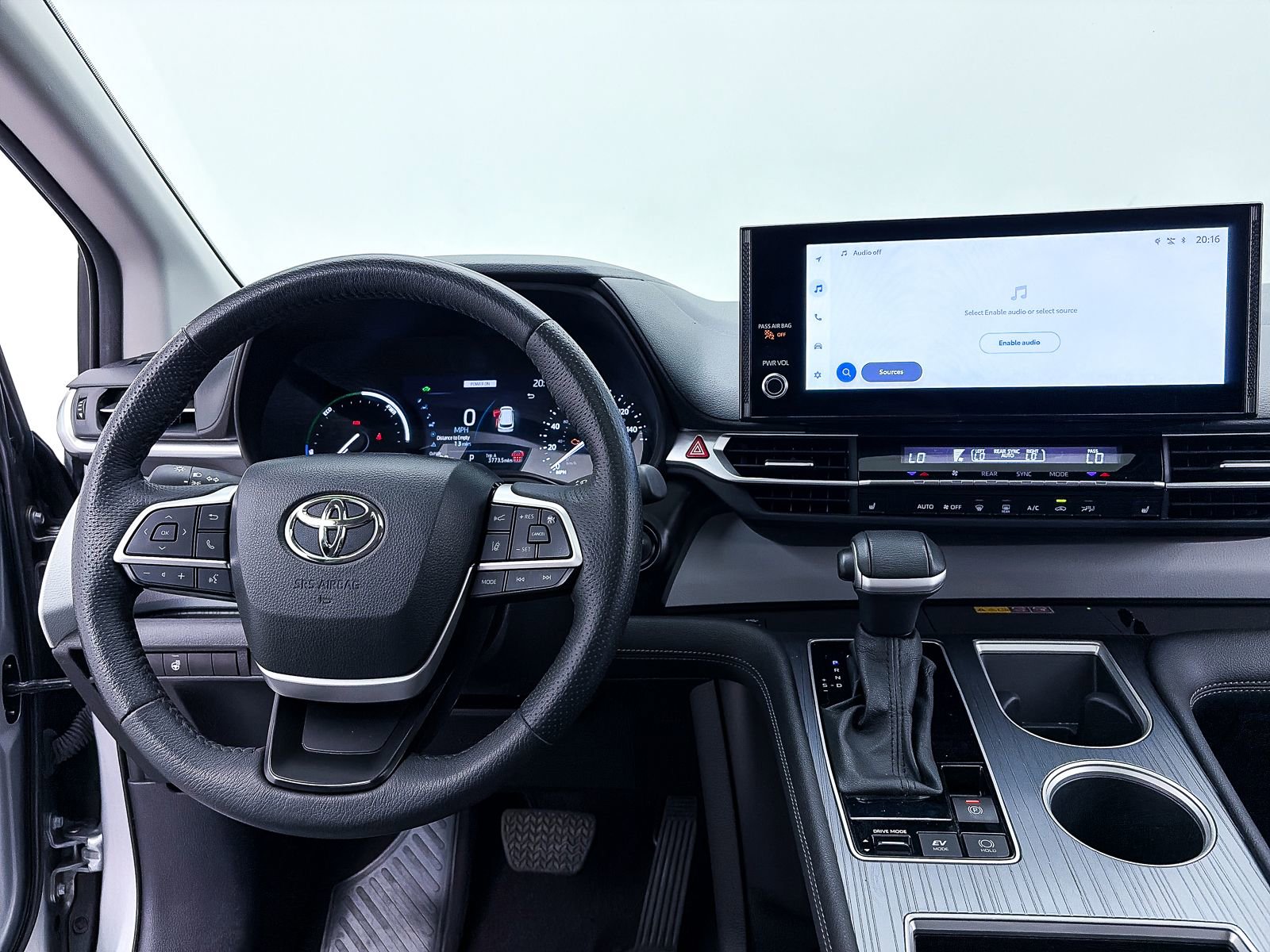 Used 2025 Toyota Sienna XLE FWD image 5