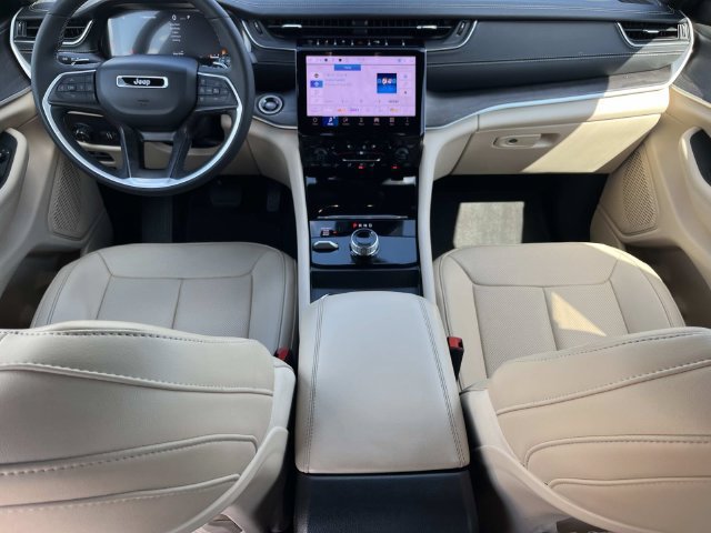 Certified 2025 Jeep Grand Cherokee L Limited w/ Luxury Tech Group II AWD/4WD image 17