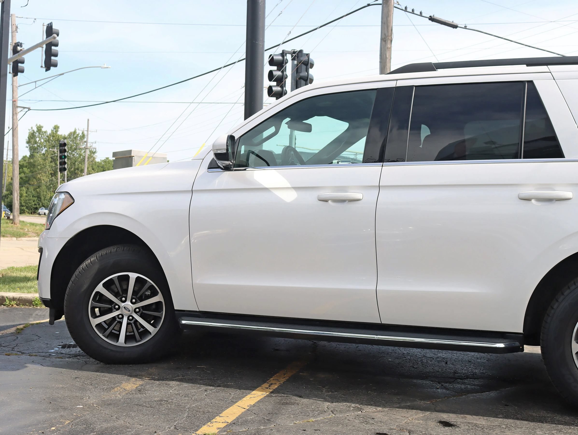 Used 2019 Ford Expedition XLT w/ Equipment Group 202A AWD/4WD image 13