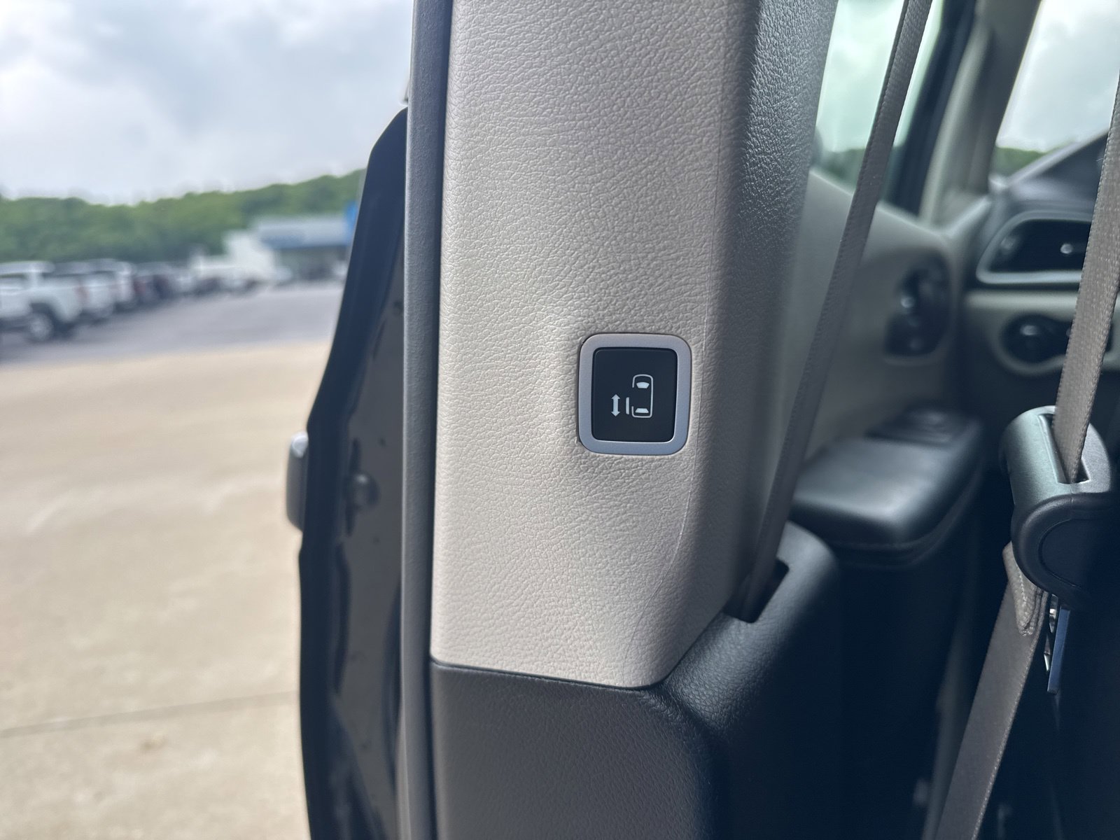 Used 2024 Chrysler Pacifica Limited FWD image 19