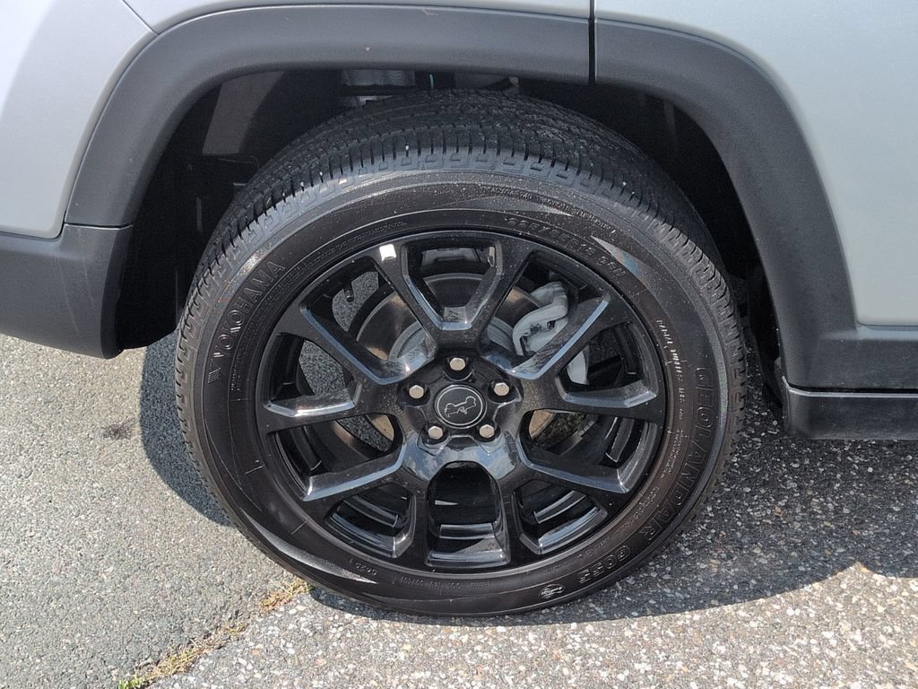 Used 2025 Jeep Compass Latitude w/ Convenience Group AWD/4WD image 30
