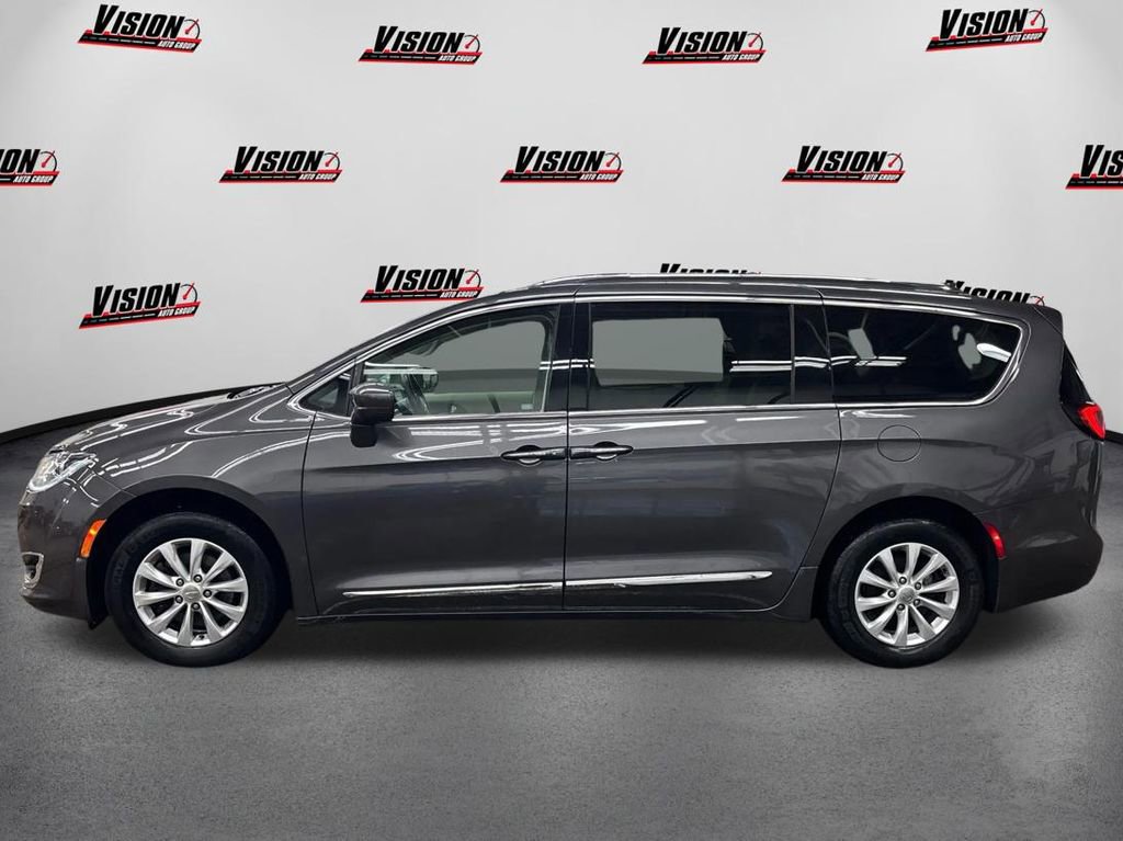 Used 2019 Chrysler Pacifica Touring-L image 8