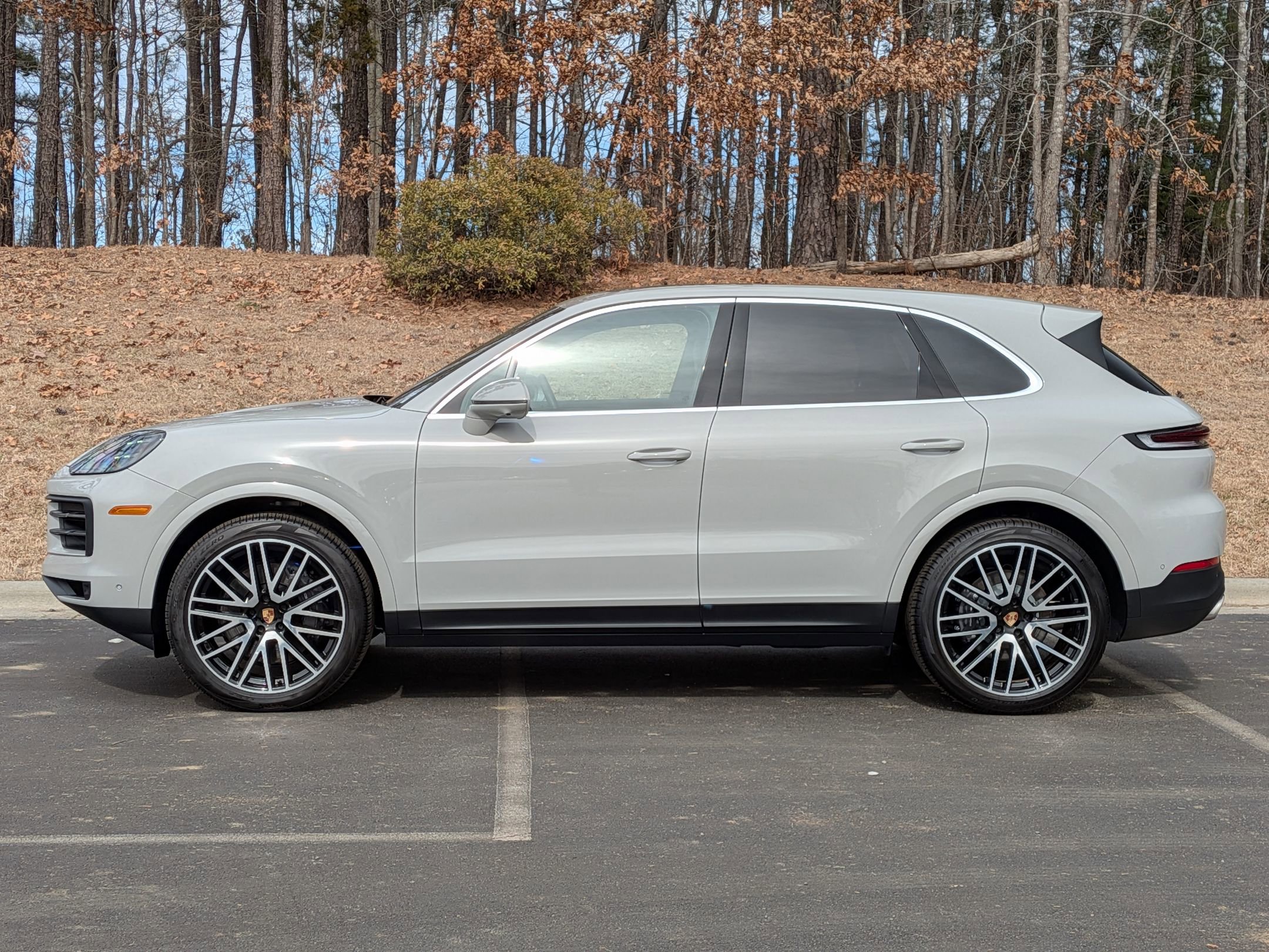 Used 2025 Porsche Cayenne AWD/4WD image 2