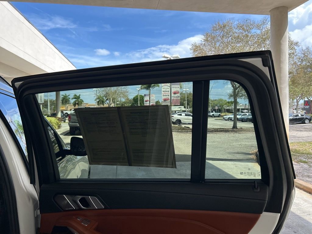 Used 2022 BMW X7 M50i image 35