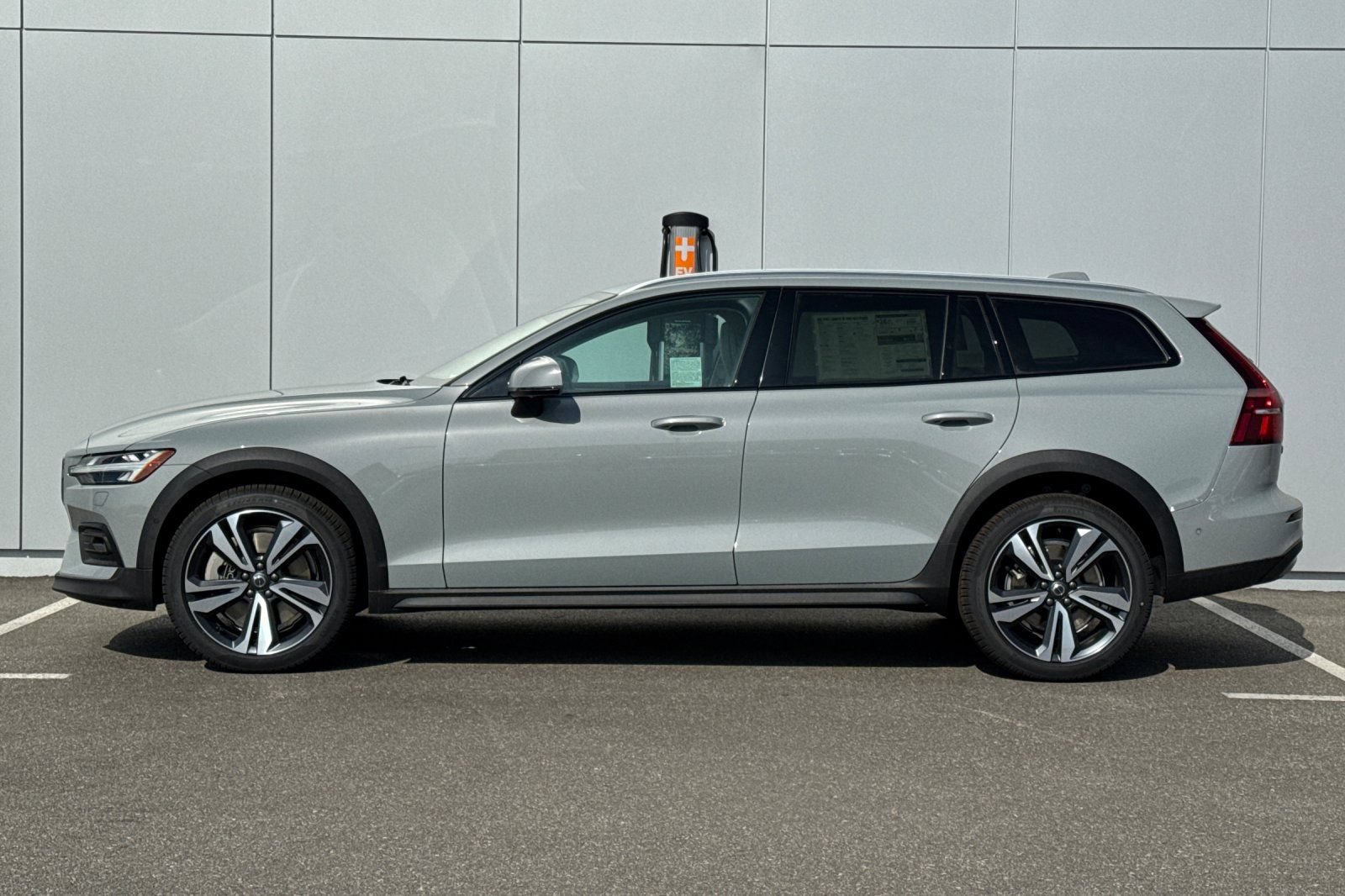 New 2026 Volvo V60 B5 Cross Country Plus w/ Climate Package AWD/4WD image 2