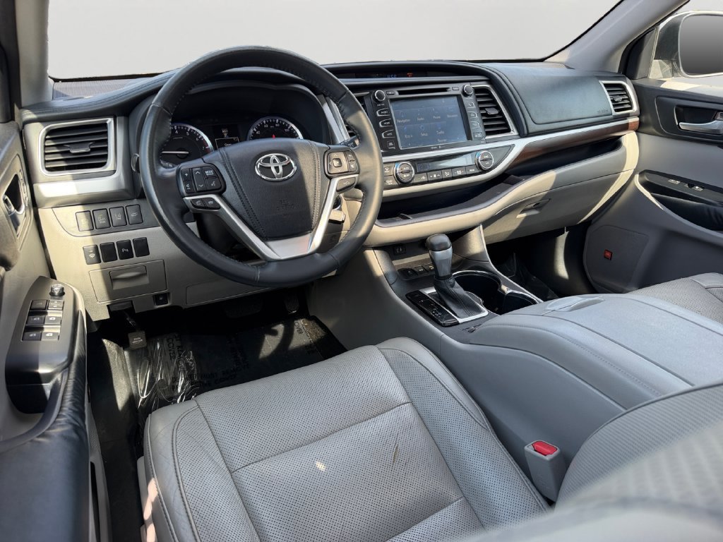 Used 2015 Toyota Highlander Limited w/ Driver Technology Package AWD/4WD image 13