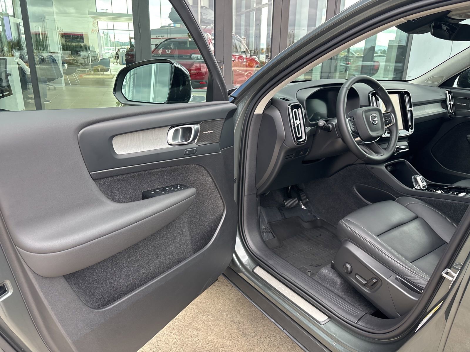 Used 2026 Volvo XC40 B5 Ultra w/ Climate Package image 10