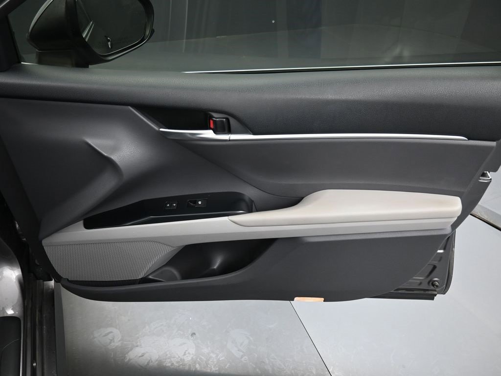 Certified 2018 Toyota Camry LE image 31