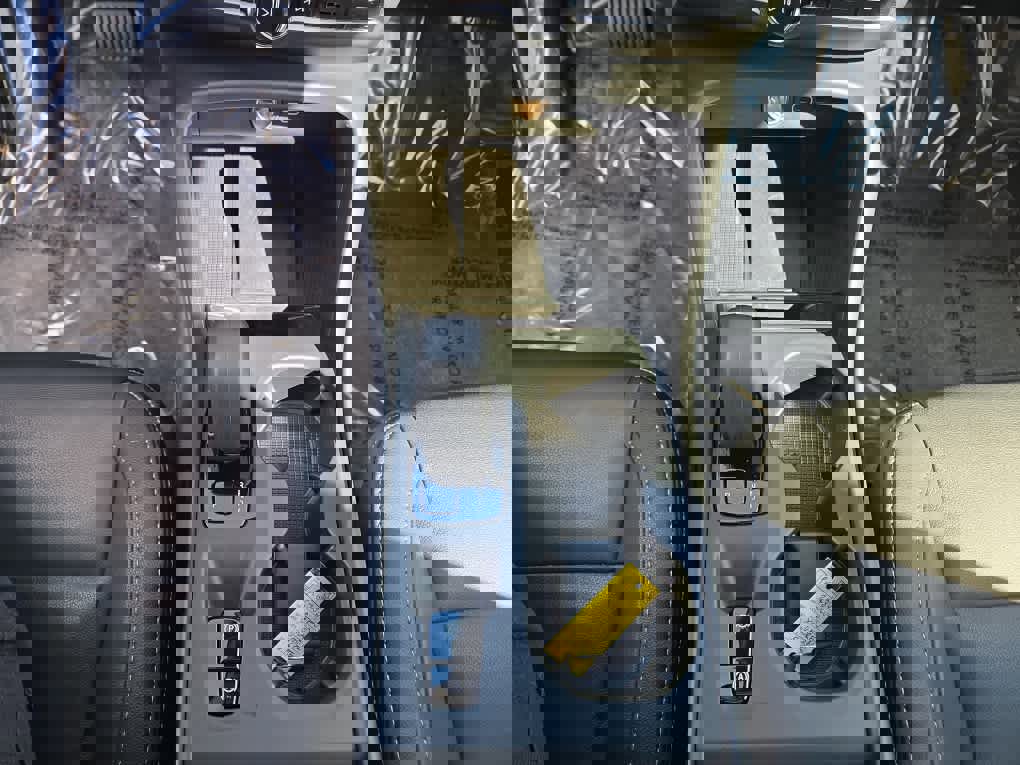 Used 2025 Volvo XC40 B5 Core image 17