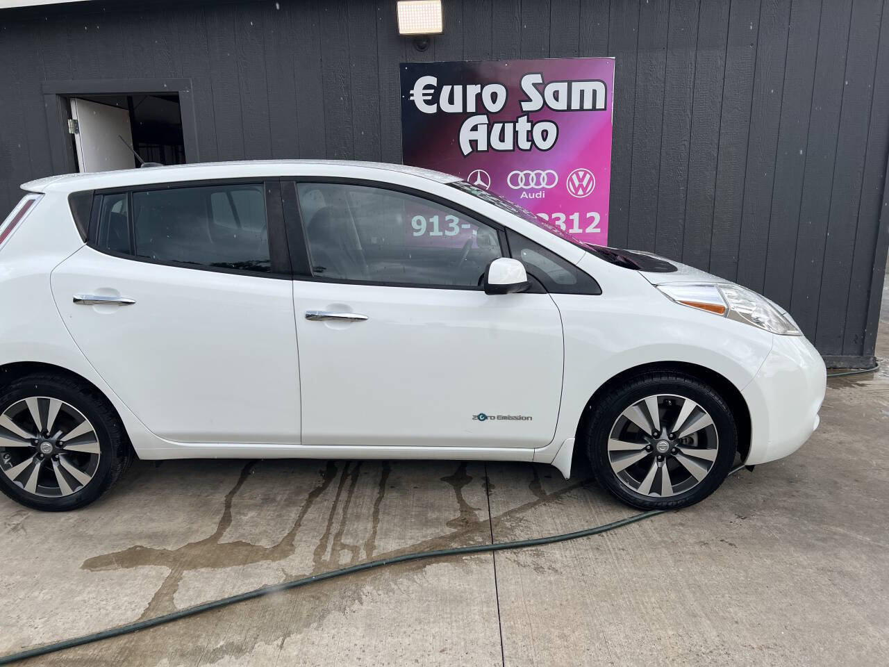 Used 2015 Nissan Leaf SL w/ Premium Package FWD image 6