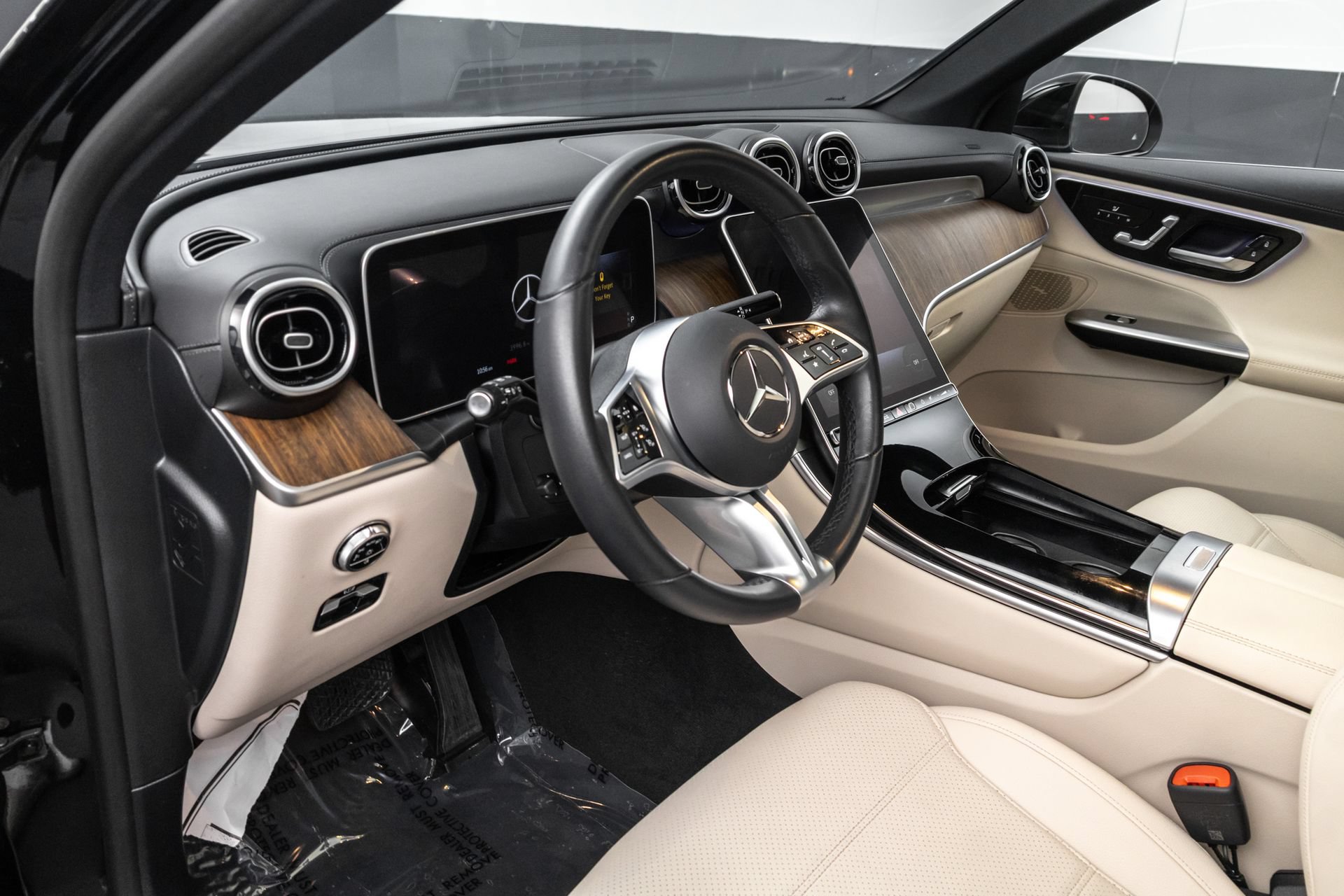 Used 2024 Mercedes-Benz GLC 300 4MATIC image 4
