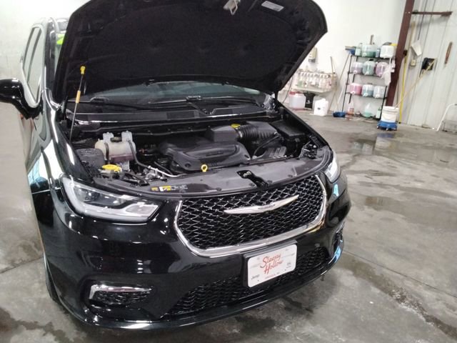 Used 2024 Chrysler Pacifica Touring-L image 11