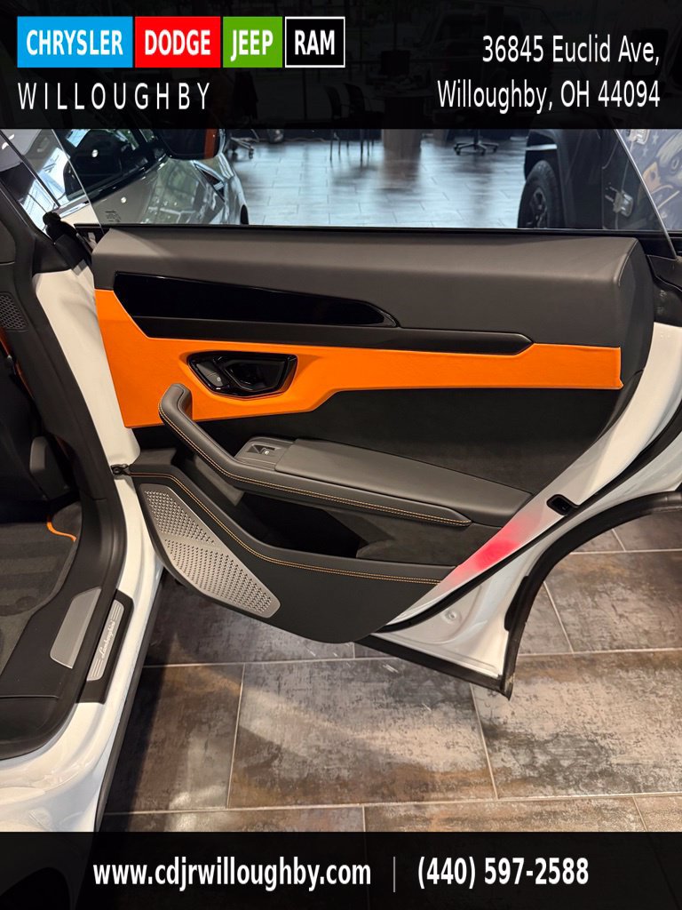 Used 2025 Lamborghini Urus SE AWD/4WD image 40