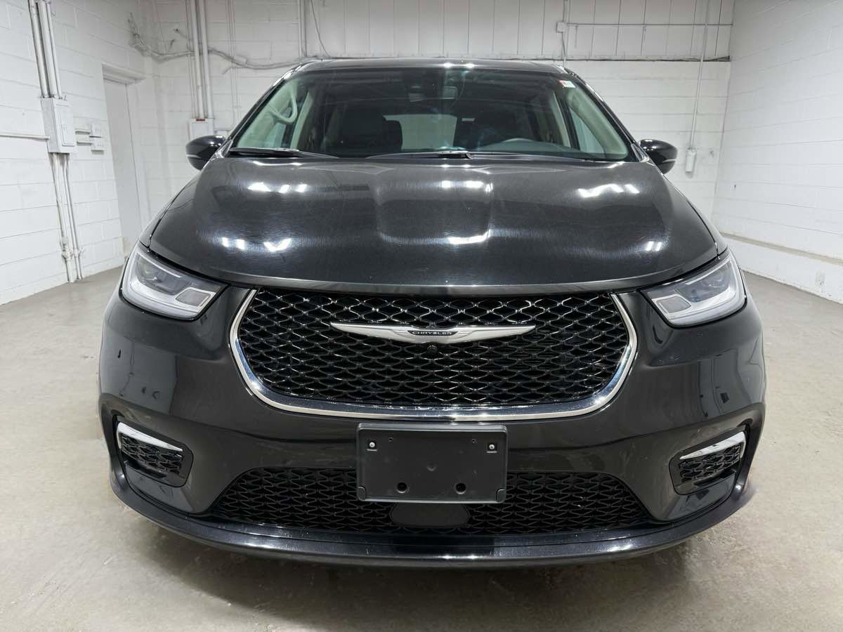 Used 2023 Chrysler Pacifica Touring-L image 2
