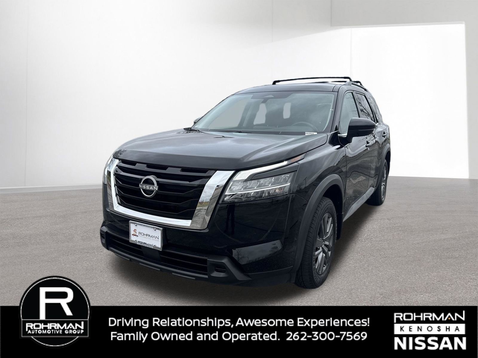 Used 2022 Nissan Pathfinder SV image 2