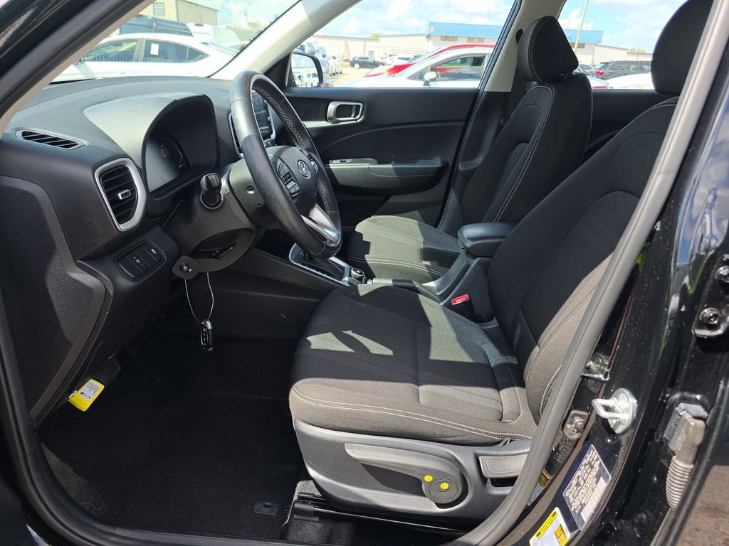 Used 2024 Hyundai Venue SEL FWD image 3