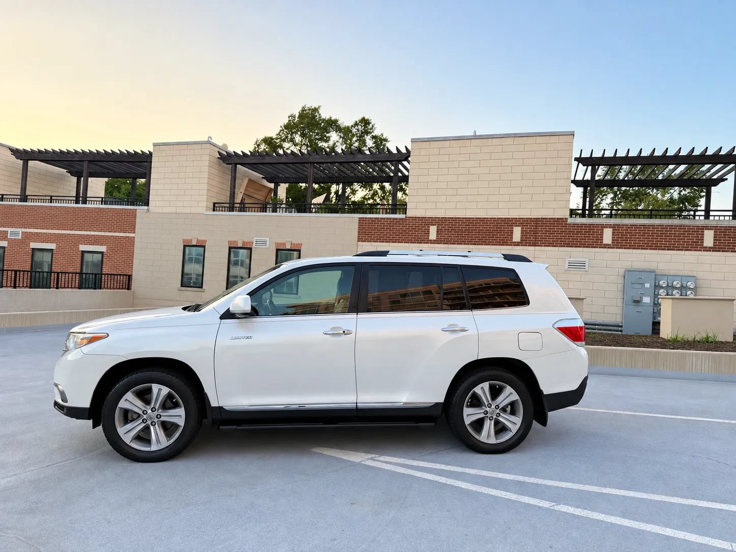 Used 2013 Toyota Highlander Limited AWD/4WD image 4