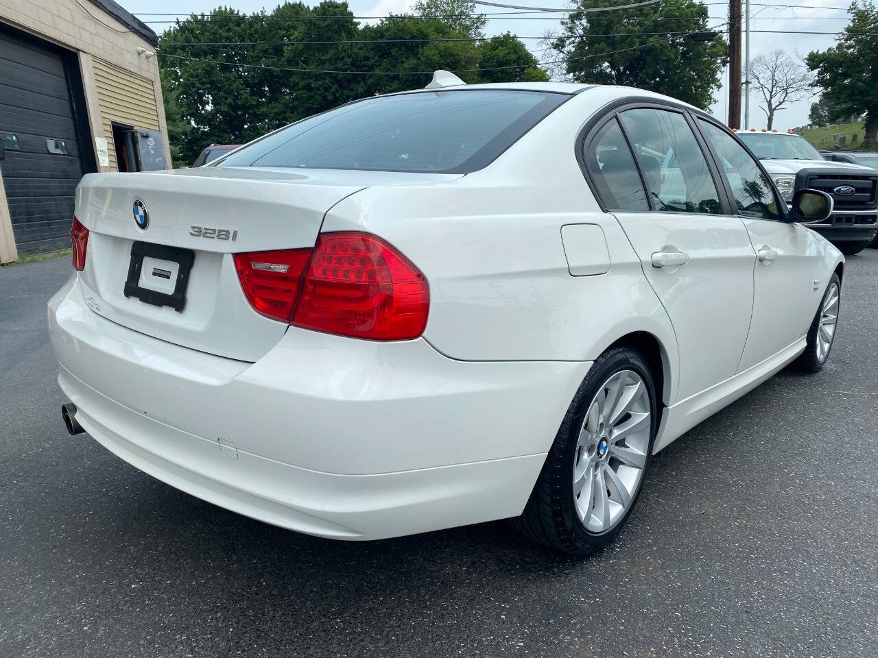 Used 2011 BMW 328i xDrive Sedan w/ Premium Pkg 2 AWD/4WD image 3