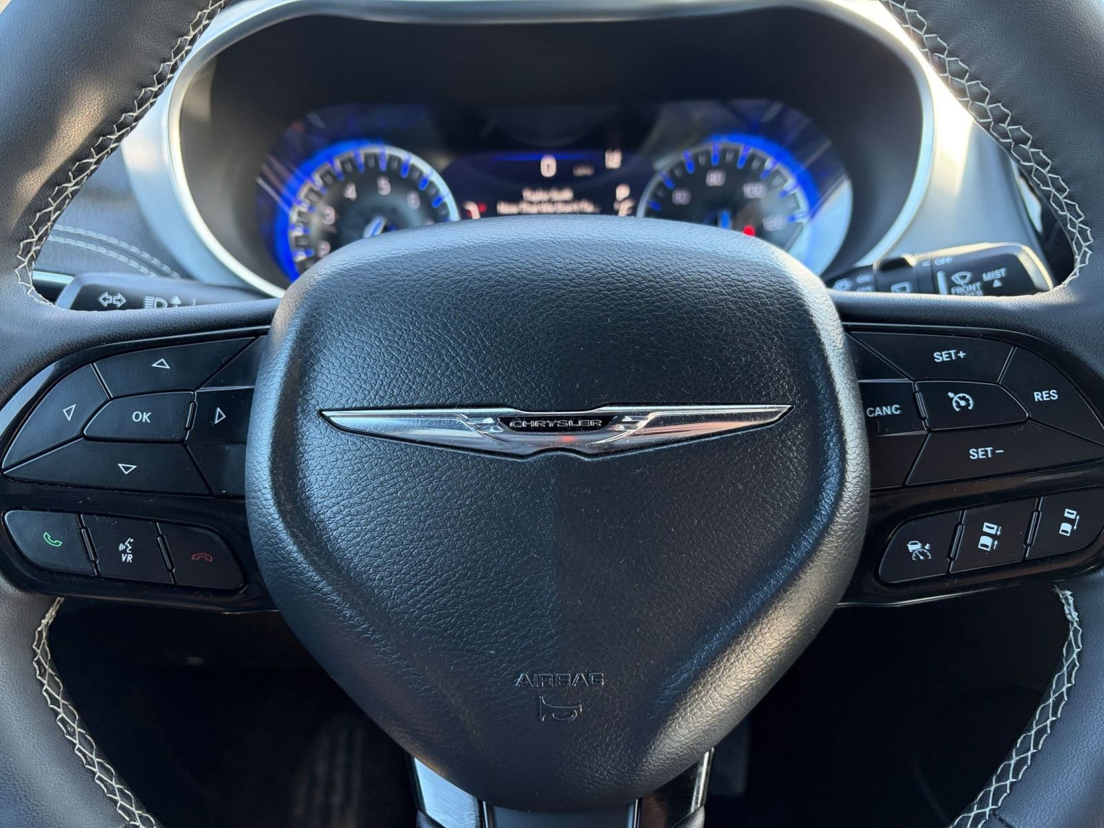 Used 2025 Chrysler Pacifica Limited image 28