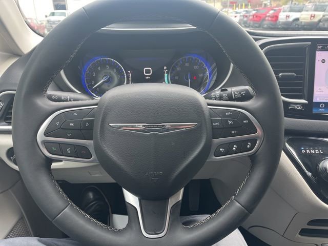 Used 2024 Chrysler Pacifica Touring-L image 22