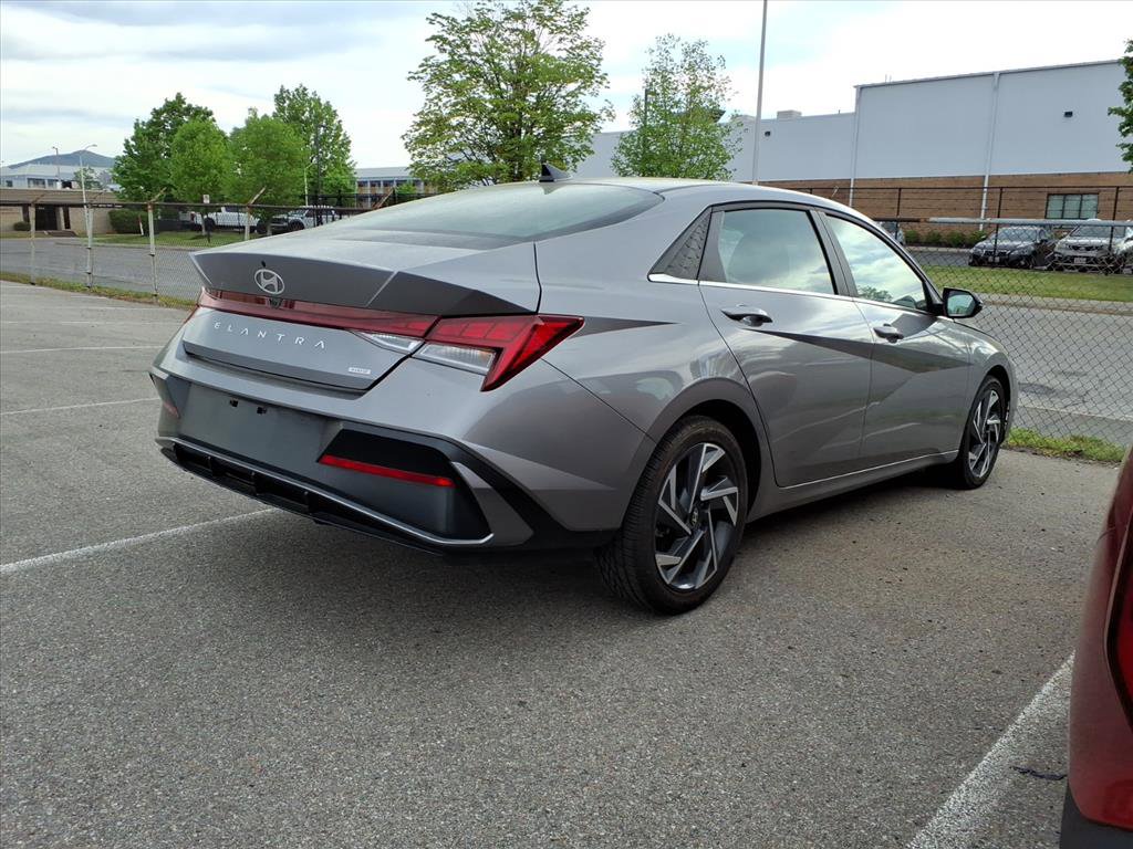 Used 2025 Hyundai Elantra Limited FWD image 5