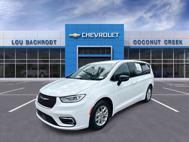 Used 2024 Chrysler Pacifica Touring FWD image 4