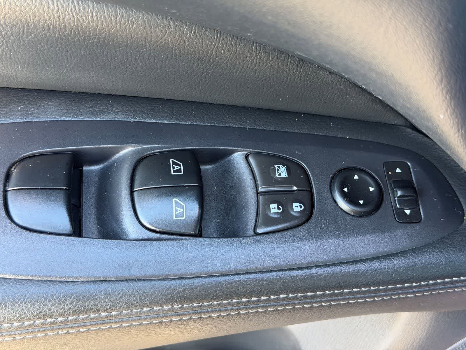 Used 2018 Nissan Pathfinder Platinum image 16