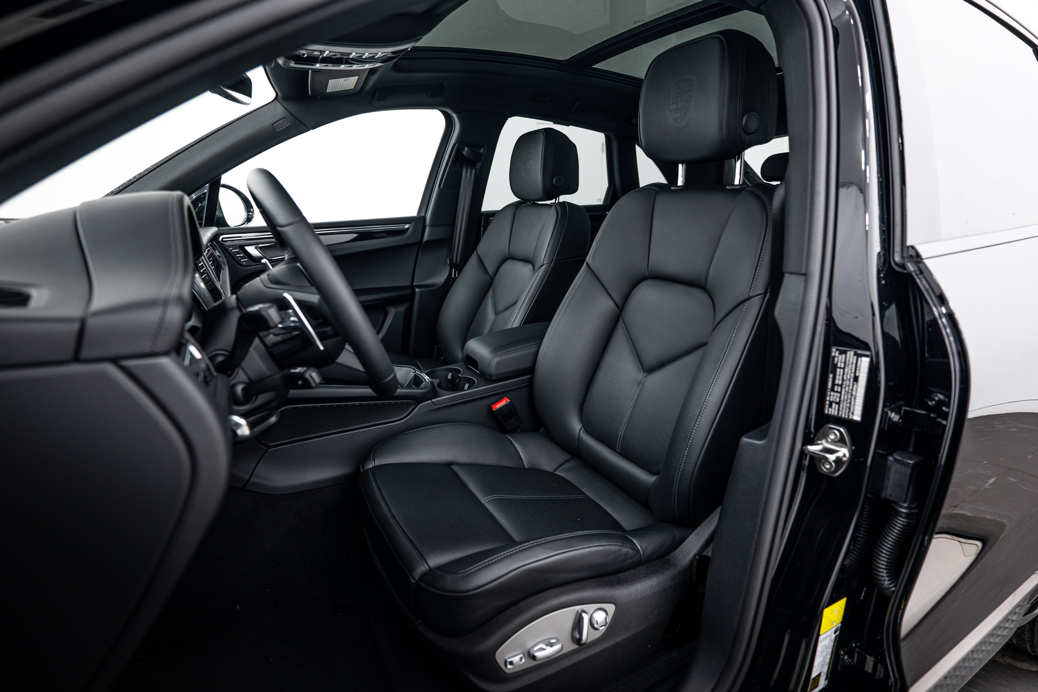 Certified 2026 Porsche Macan AWD/4WD image 5