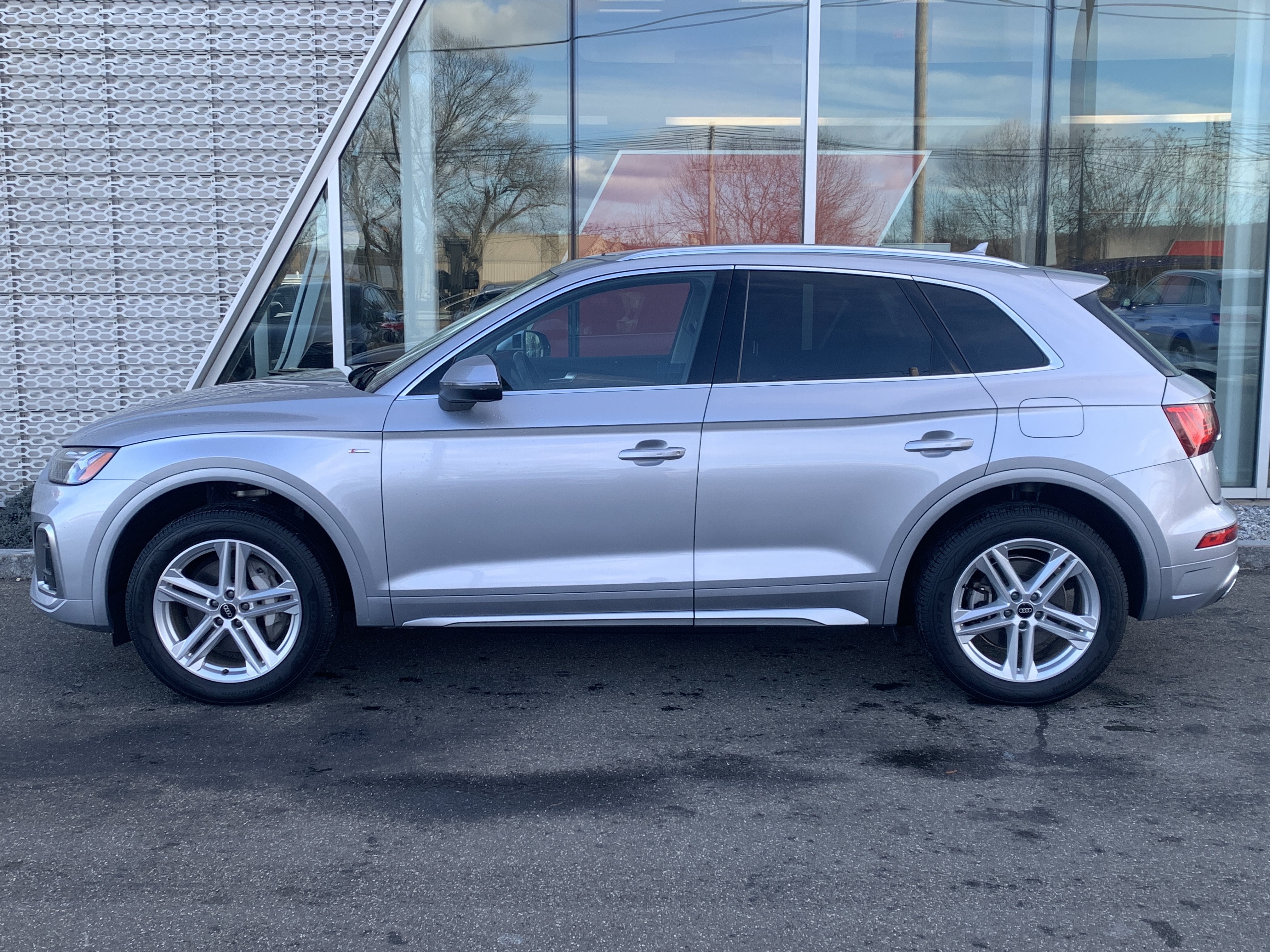 Certified 2023 Audi Q5 e Premium Plus w/ Premium Plus Package AWD/4WD image 2