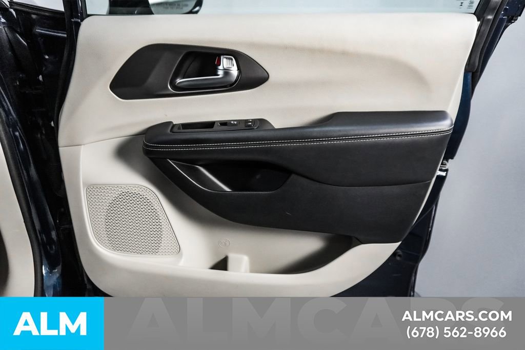 Used 2024 Chrysler Pacifica Select image 45