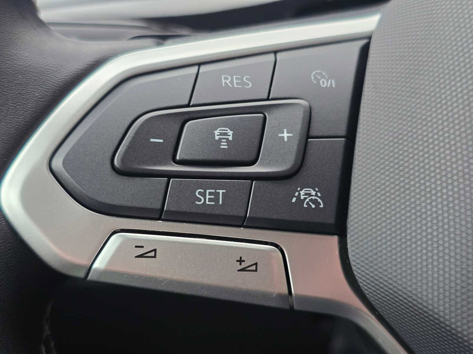 Used 2025 Volkswagen Atlas Cross Sport SE image 35