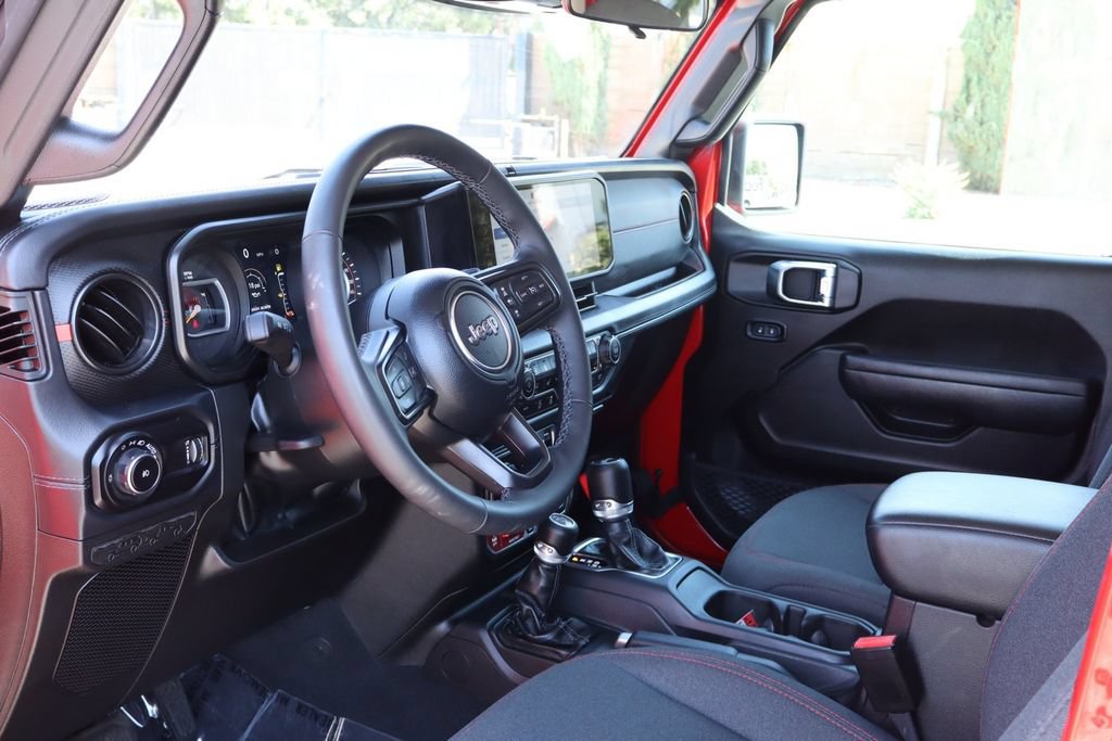 Used 2025 Jeep Wrangler Unlimited Rubicon w/ Convenience Group AWD/4WD image 17
