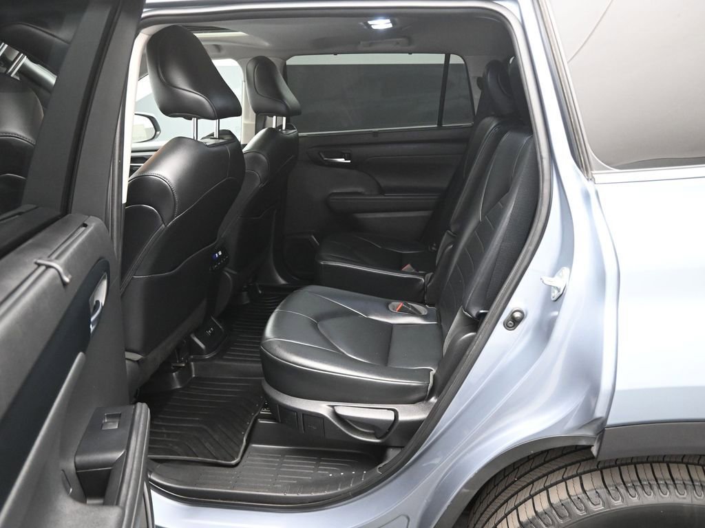 Used 2021 Toyota Highlander XLE image 19