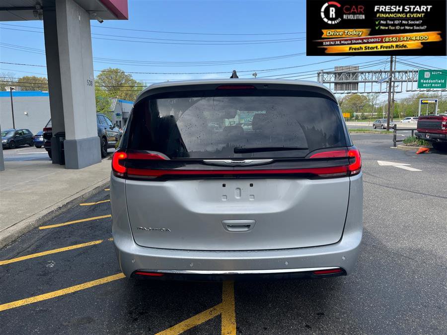 Used 2024 Chrysler Pacifica Touring-L image 6