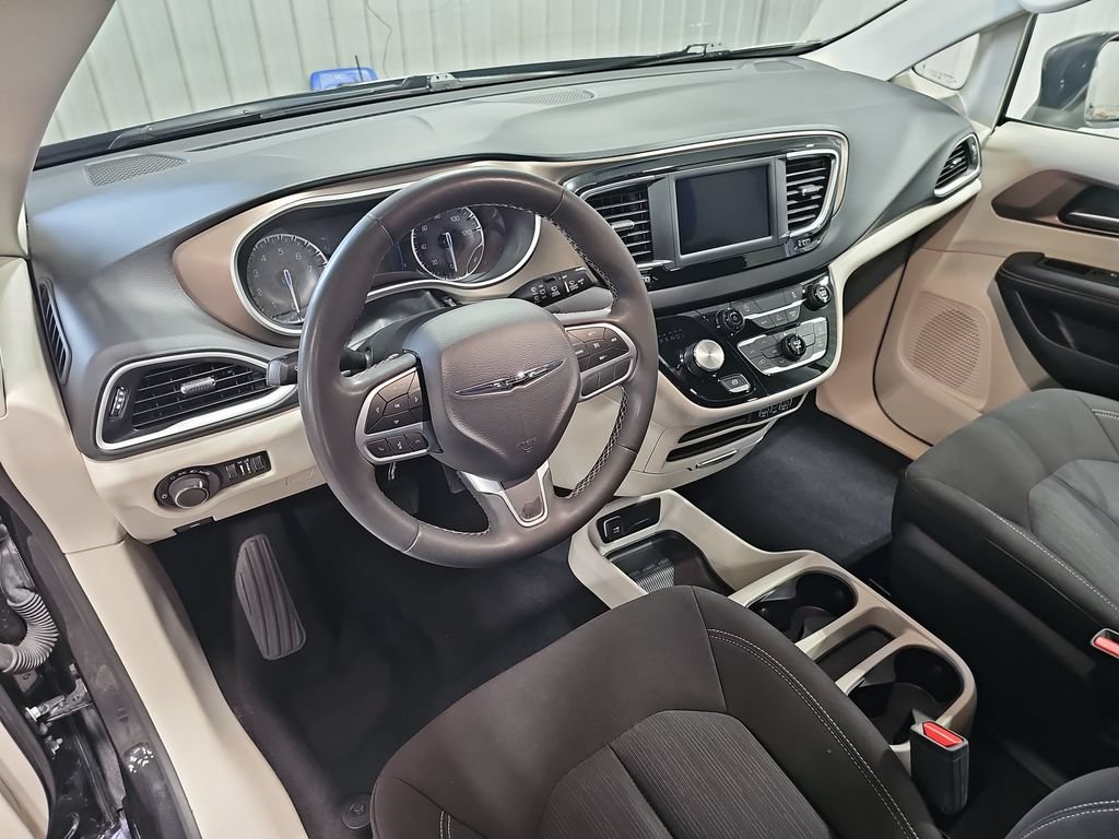 Used 2023 Chrysler Voyager LX FWD image 16