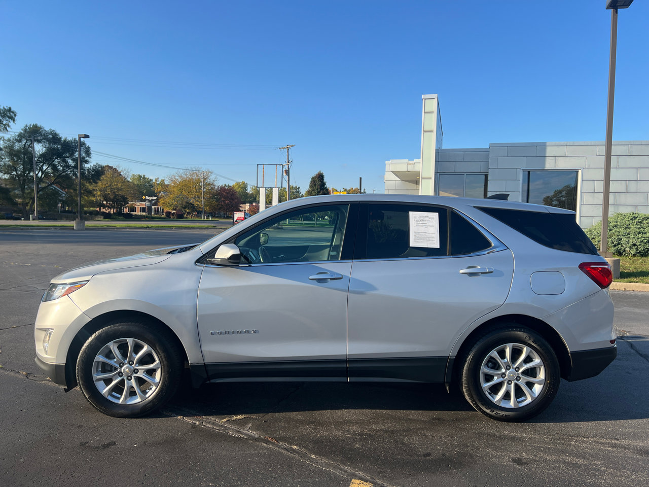 Used 2020 Chevrolet Equinox LT w/ Driver Convenience Package image 3