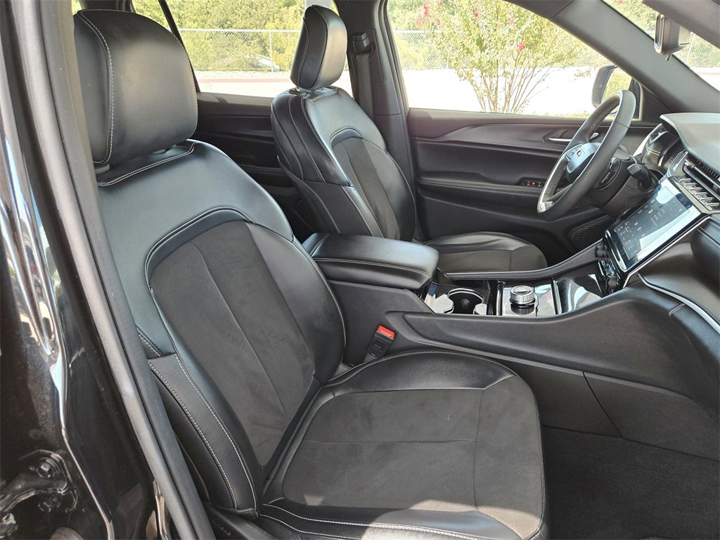 Used 2023 Jeep Grand Cherokee L Laredo image 28